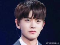 网曝当红一线小生离婚曾婚内出轨……