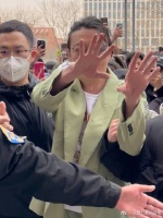 苏小玎现身北京高校，高启盛经典摇头动作被吐槽，过度营销的代价