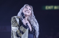 郑欣宜第三度举办红馆演唱会，郑裕玲做嘉宾，郑少秋送花篮未到场