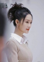 没想到李沁又瘦了啊，素色穿搭生图真的好美啊，状态也太好了……