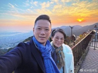 胡杏儿老公50岁生日！众星现身为其祝寿，她穿黑色礼服秀事业线