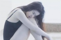 刘亦菲泳装照片展现丰满身材和积极精神，引起网友热议