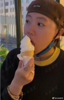 王菲26岁大女儿近照曝光，当众舔舐冰淇淋被批不雅
