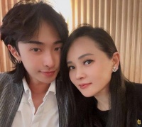 伊能静儿子哈利穿女装，手扶一根棍拍照，引起网友热议