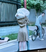 现在吻戏都不给观众看了吗，遮了又没完全遮住……