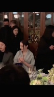 两人简直就没什么可比性好吗，一个天天活在精修里……