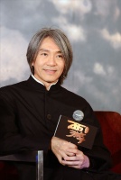 周星驰与石榴姐外出聚餐，低头玩手机被指不合群，手腕粗壮长胖了