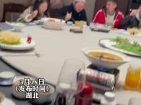 丈夫带着妻儿一起聚会，席间老婆负责吃，他抱着孩子陪兄弟