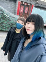 窦靖童与妹妹窦佳嫄聚会，姐妹俩打扮好有个性！