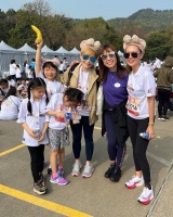 汤盈盈钟丽淇带家人参加步行活动 钟丽淇搀扶患病女儿行走参加活动