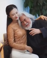 72岁张纪中和小11岁岳母罕见合影如爷孙三代，引起网友热议