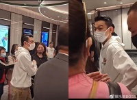 刘德华商场被偶遇！亲切与粉丝握手，遭女子搂臂