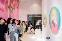 艺术家郝朗个展深圳展出，卡通风格绘画受年轻人追捧