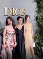网红晒同女星合影，照片与生图差距大，把女星p成假人