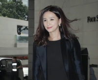 香港知名星二代脱衣做代言，晒健硕胸肌腹肌，和冻龄母亲像姐弟