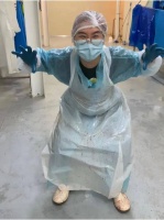脱下“孔乙己长衫”的年轻人，开始去收银、掏海胆、打甜筒了