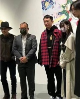 王思聪又高调炫富，穿220万潮鞋合影美女画家，气质却一言难尽