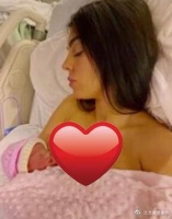 绝了！C罗女友乔治娜赤身哺乳照片曝光，身材傲人韵味十足