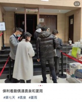 袁泉与老公看话剧，背影似高中生，夏雨与好友热聊她耐心等候超甜