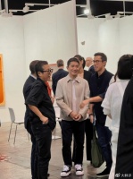 多位大咖齐聚艺术展，梁朝伟钟镇涛携妻子现身，邓文迪甘比都来了