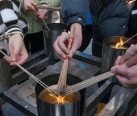 为何有人称年轻人不上进只“上香”？是选择了躺平吗？
