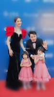 王祖蓝带李亚男女儿出席公司活动 林晓峰阮兆祥李思捷邝文珣助阵