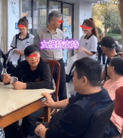 老人在公园打牌，叫4名年轻模特作陪，网友：还是大爷们懂得享受