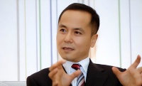 浙江又一个百亿富豪诞生，父母双亡靠自己发家，妻子是小20岁女星