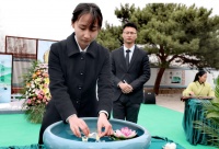 无烟祭祀，“以水为媒”寄哀思