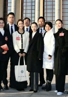 在人民大会堂前合影！宋佳是真漂亮刘涛五五身材，引起网友热议