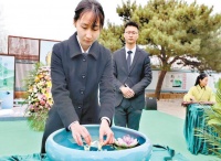 八宝山殡仪馆老山骨灰堂举行追思活动，纸船入水化哀思
