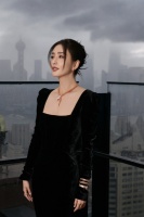 佟丽娅身穿黑色长裙真的很漂亮啊……