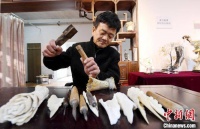 河北饶阳骨雕艺人十余道工序制作骨雕 产品远销海内外