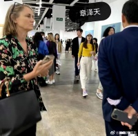 章泽天独自看展