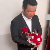 新郎举行婚礼，亲友前来贺喜，新娘临时悔婚，新郎：席照吃不收礼
