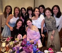 郭晶晶跟李嘉欣首次同框，李嘉欣抢C位引争议，郭晶晶低调赢掌声