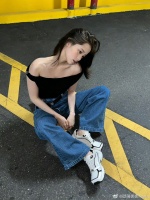 是姐姐视角的漂亮娜比 黑色一字肩上衣+牛仔裤，性感且酷……