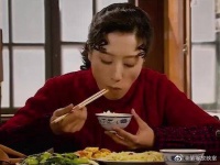 姑娘懂事和舅妈生活，吃饭不敢夹菜，舅妈霸气给她夹满一碗！