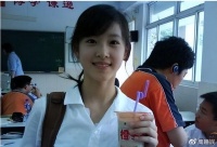 产完二胎的章泽天，频频现身各大活动，恢复好身材的她少女感满满