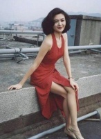 60岁关之琳与年轻男子约会看展，打扮朴素仍优雅，两人一路热聊