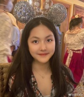 李湘女儿高调回国，一身穿搭价格数万元，“星二代”的生活太奢侈