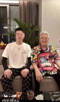 65岁赵本山久违露面，头发花白老态明显，豪宅内设宴款待男网红