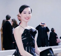 梁洛施重回澳门，当年奶奶把她赶出家门，如今她靠儿子成千亿富婆