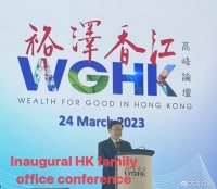 刘强东29岁娇妻章泽天参加名流晚宴，与赌王之女何超琼同框超自信