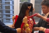 安徽，丧偶女子头披黑纱从婆家出嫁再婚，婆婆：比亲女儿还亲！