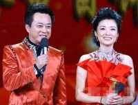 她连续16年主持春晚，两任老公身份都不一般，女儿却成为一生的痛