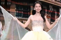 Angelababy出席活动走台步，黄晓明现场为前妻鼓掌