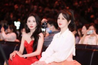 微博之夜后台互动有爱 杨紫对杨幂撒娇:别生气了