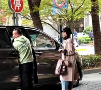 网友上海街头偶遇董洁，素颜还是很美的，祝出行顺利呀