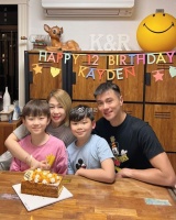 黄浩然大儿子12岁生日一家四口拍全家福 三代同堂开心为儿子庆祝